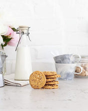 WALKERS RASPBERRY & WHITE CHOCOLATE BISCUITS 150G